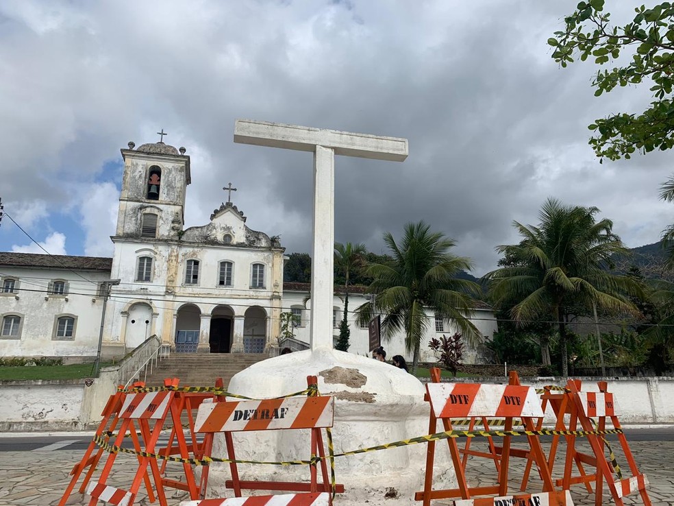 Homem morre ao tentar fazer foto de cima de cruz