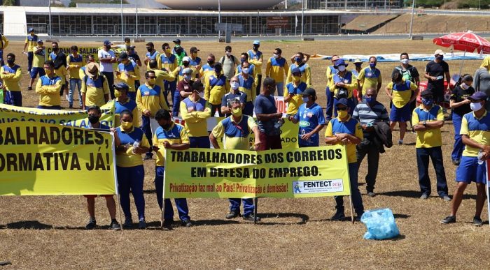 Funcionários dos Correios continuam em greve