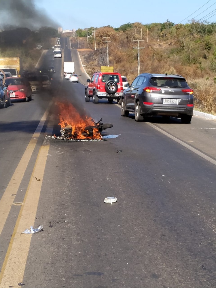 Motocicleta pegou fogo após a colisão
