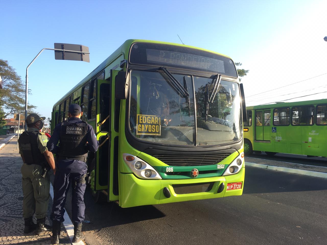 Ônibus com excesso de passageiros foram notificados hoje