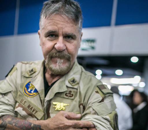 Com tatuagem de Bolsonaro na perna, empresário sugere criação de lei para bater em mulher