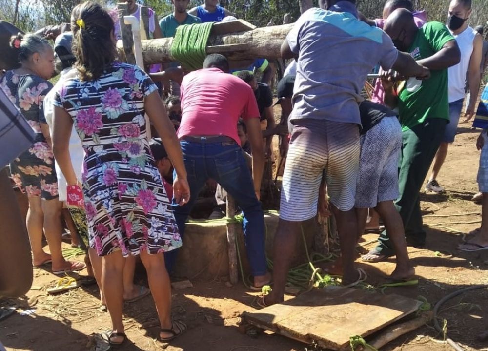 Tio e sobrinho caem em poço em Jardim do Mulato