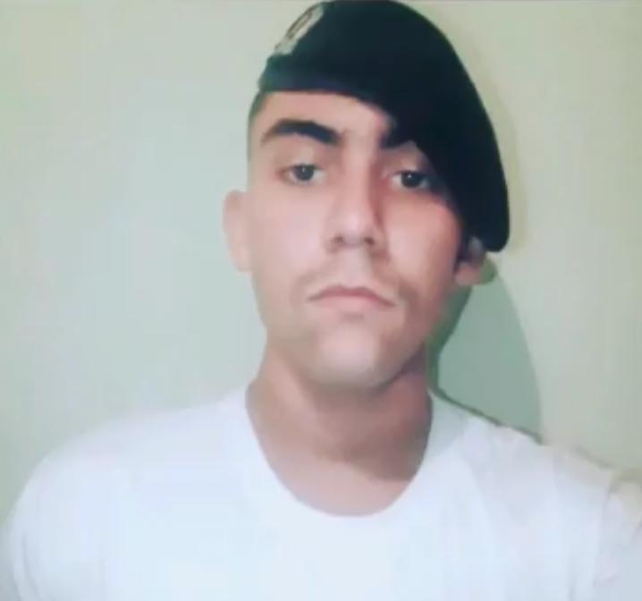 Homem é preso após se passar por policial para impressionar a namorada