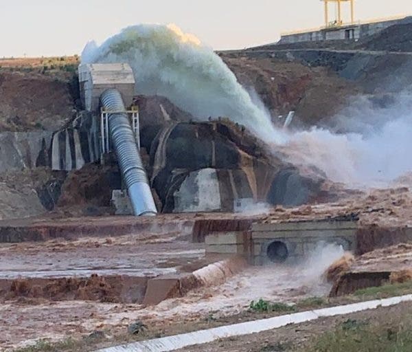Duas mil pessoas são retirados de casas no CE após tubulação de barragem romper