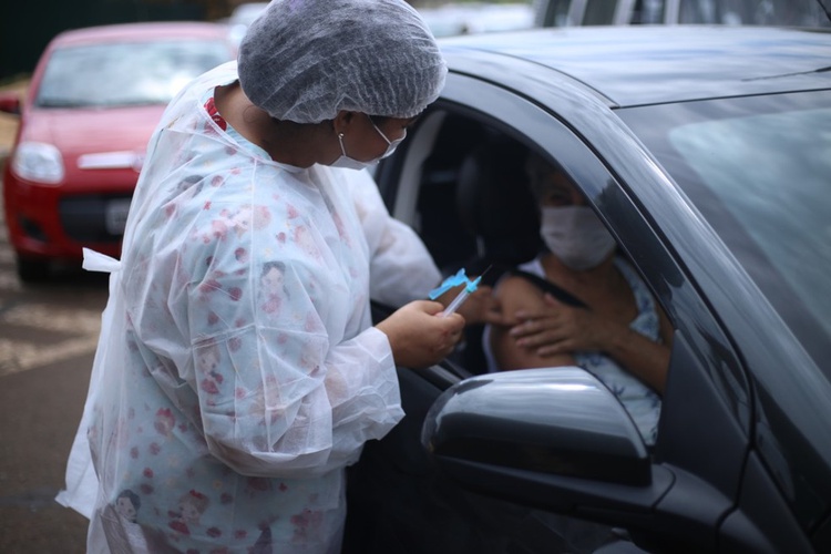 Vacinação contra a gripe em pontos de drive thru