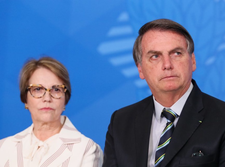 A ministra Tereza Cristina (Agricultura) e o presidente Jair Bolsonaro durante cerimônia para assinatura da Medida Provisória de Regularização Fundiária