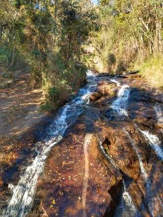 Adolescente morre ao escorregar da cachoeira