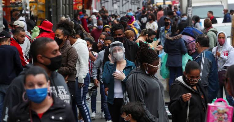 Taxa de transmissão de Covid-19 volta a crescer no Brasil, aponta Imperial College