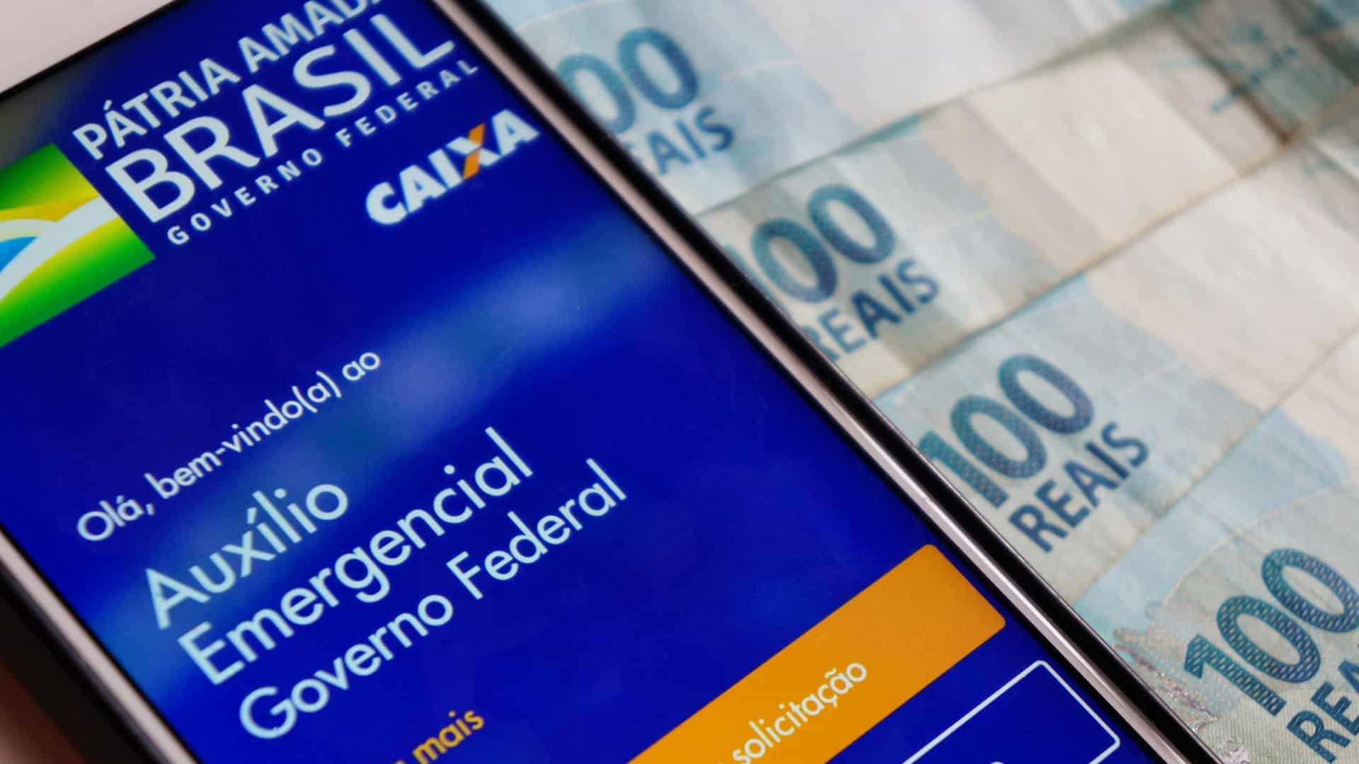 Auxílio Emergencial: R$ 300 por mais quatro meses