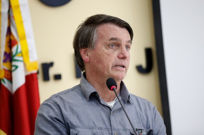 Bolsonaro: Isolamento é "conversinha mole" e coisa "para os fracos"