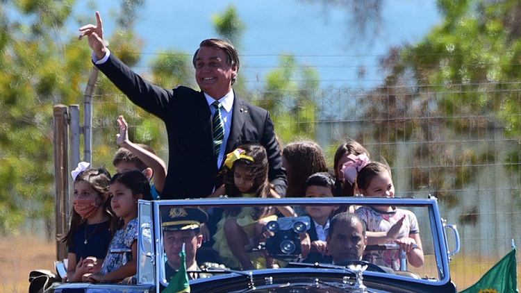 Bolsonaro sem máscara acompanhado de crianças no desfile de 7 de setembro