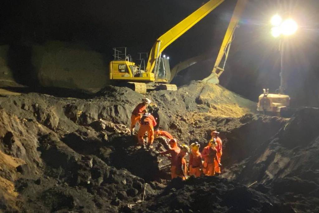 Corpo de Bombeiros encontra caminhonete soterrada pela lama em Brumadinho