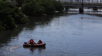 VÍDEO: Adolescente pula em rio, no Recife, se afoga e desaparece