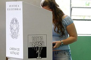 Eleitora votando