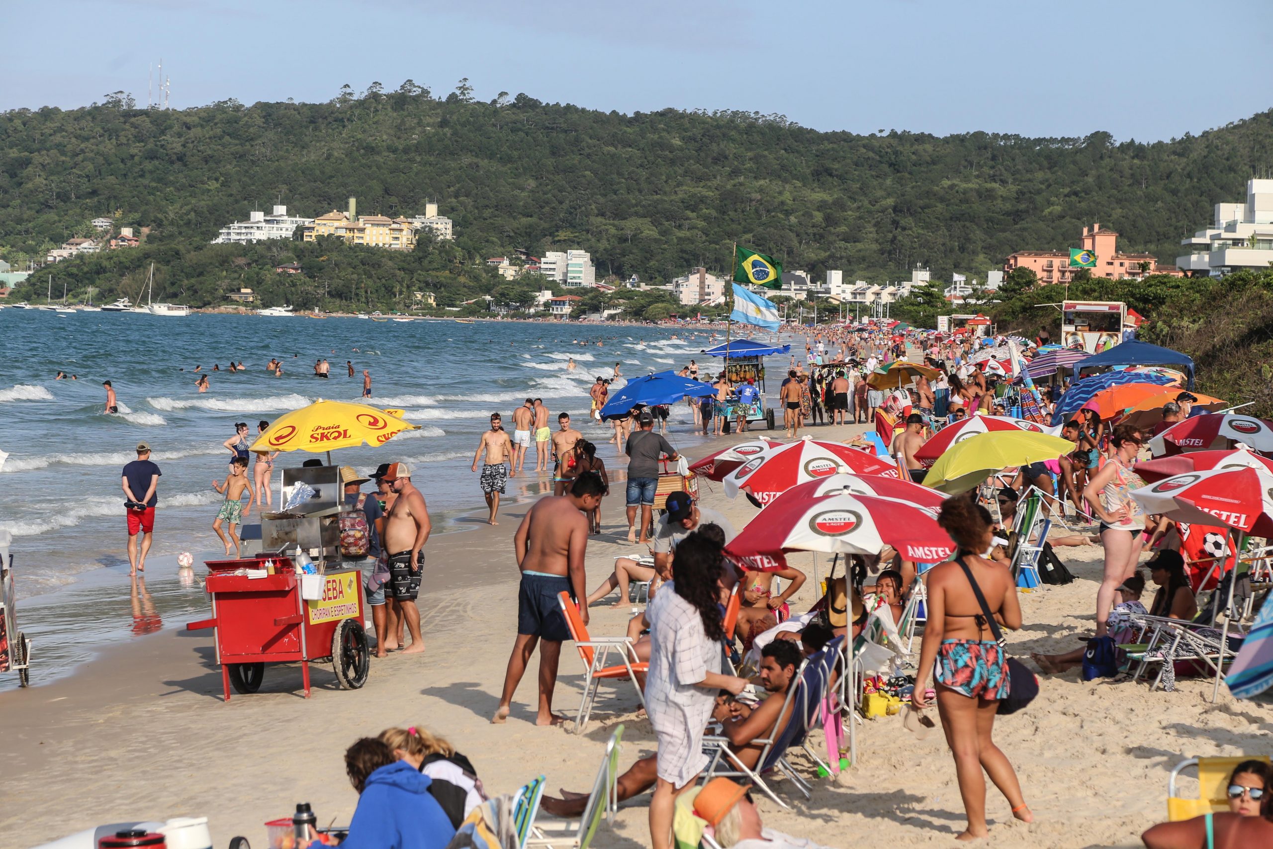 Pandemia perde força, mas feriadão ameaça trazer retomada da covid-19