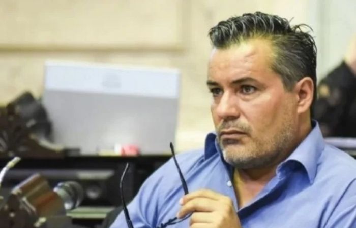 Deputado argentino beija os seios de mulher em sessão virtual da Câmara