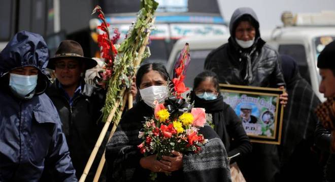 Bolivianos improvisam covas com lotação de cemitérios na pandemia