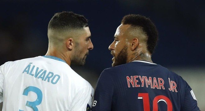 Neymar discutiu com zagueiro espanhol durante jogo do Francês