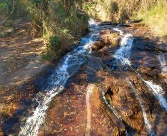 Adolescente morre ao cair de cachoeira e mãe fica ferida ao tentar resgatar o filho