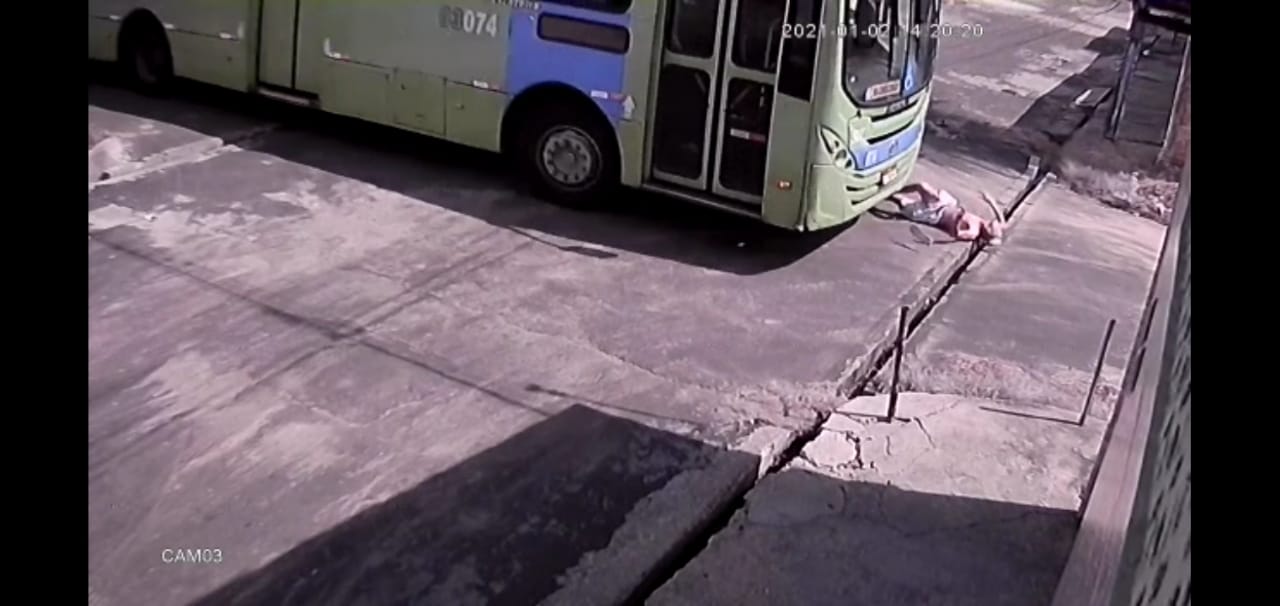 VÍDEO: ônibus passa por cima de motociclista em Teresina