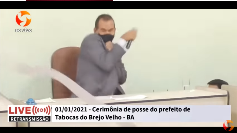 VÍDEO: Enxada é arremessada em direção a prefeito durante cerimônia de posse