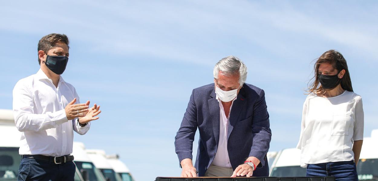 Alberto Fernández sanciona lei que dá aumento trimestral aos aposentados argentinos