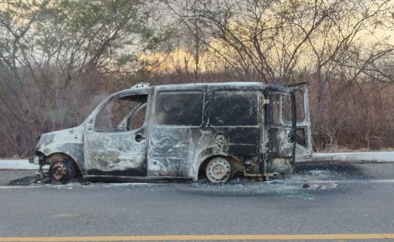 Ela ia dar a luz, chamou a ambulância; na ida para o hospital, o carro pegou fogo