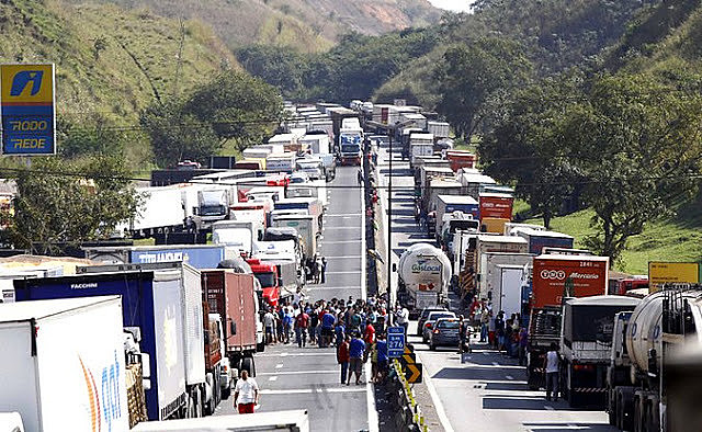 Ameaça de greve faz caminhoneiros ganharem prioridade na vacinação