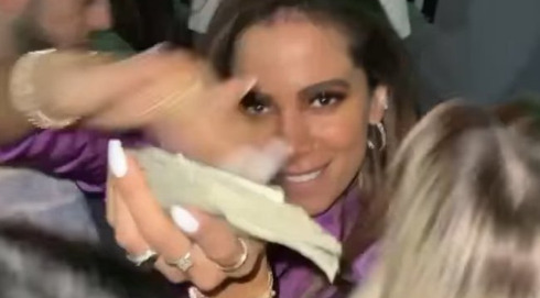 Anitta joga notas de dólar em boate nos EUA e é criticada nas redes