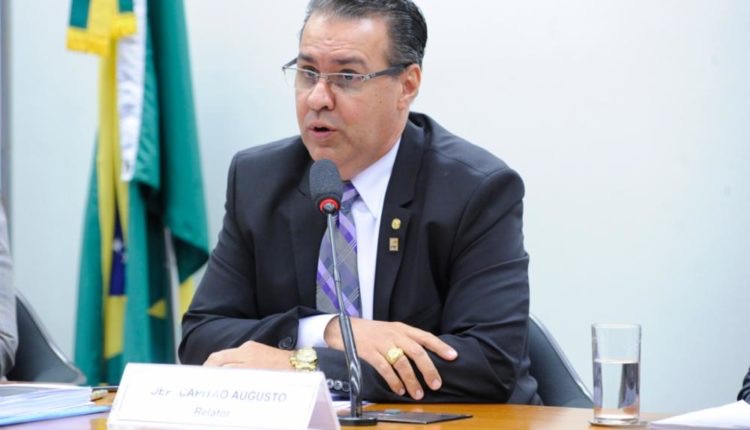 Líder da bancada da bala retira candidatura para apoiar Arthur Lira