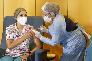 Chilena recebe uma das primeiras doses da vacina contra coronavírus. Chile é o único da América do Sul a começar o processo de imunização(Alejandra De Lucca V. Minsal 2020)