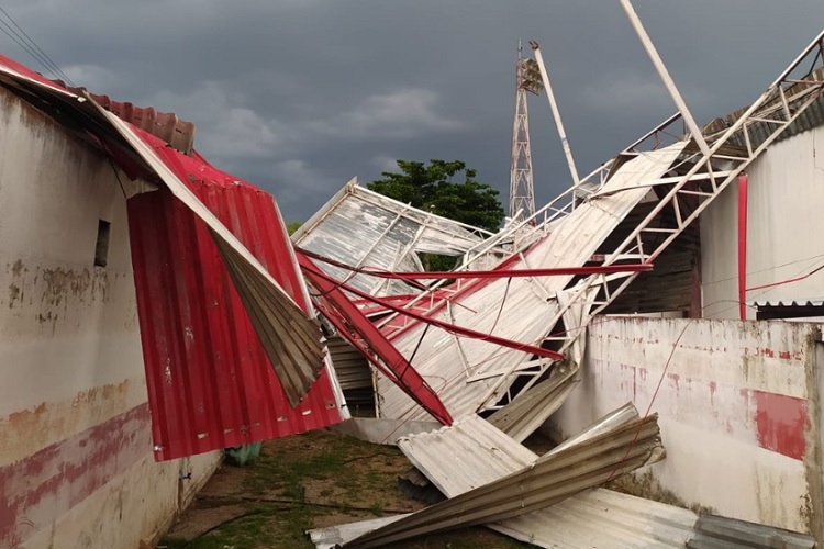 Em Piripiri, cobertura do Estádio Ytacoatiara desaba