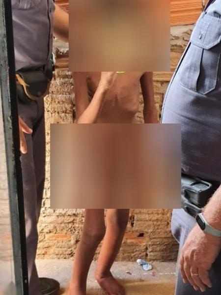 Criança presa em um barril