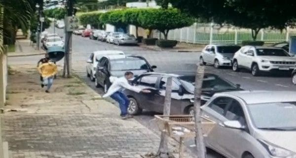 VÍDEO – Policial reage a assalto, é agredido, tem arma roubada e bandidados fogem