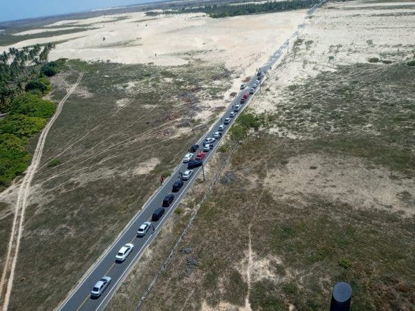 Areias das dunas se espalham e interrompem tráfego em rodovia no Piauí