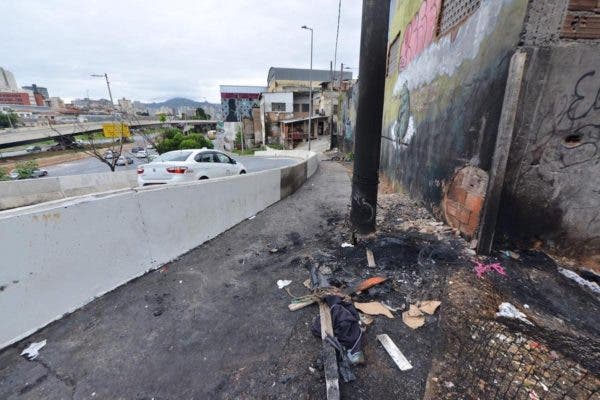 Suspeito de praticar estupros, homem é incendiado amarrado a um poste em BH