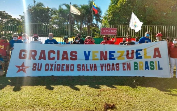 Militantes compareceram à embaixada da Venezuela em Brasília para agradecer a solidariedade