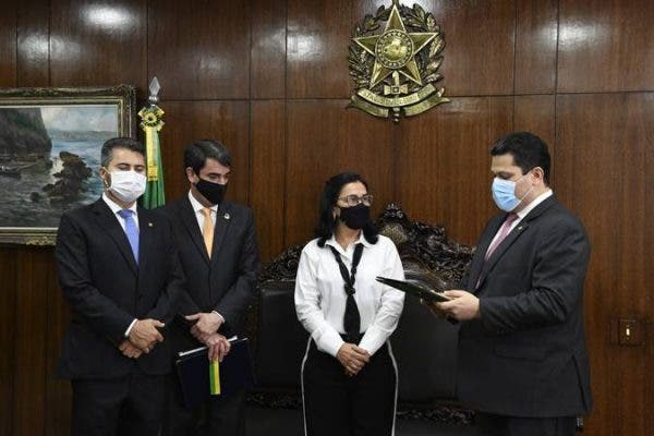 Senadora terá direito a R$ 50 mil por 15 dias no cargo e sem precisar pisar em Brasília