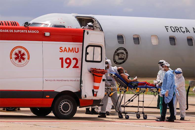 Pacientes de Manaus chegam em Teresina; dois estão na UTI