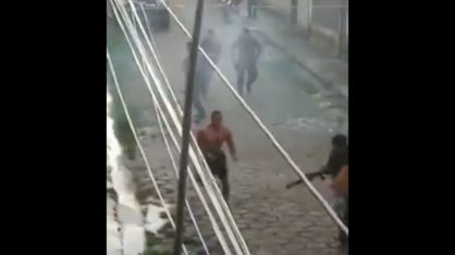 Vídeo: Homem resiste a 17 tiros de borracha e ataca PM; policial está internado