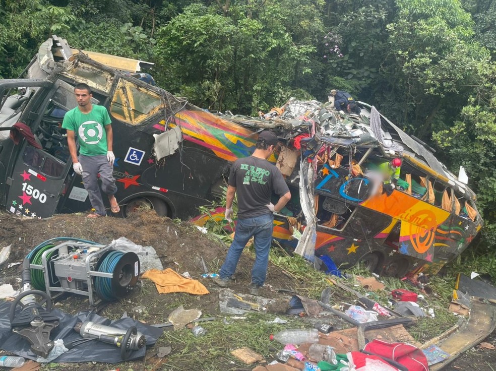 Ônibus, que ia do Pará a Santa Catarina tombou na margem de rodovia: 21 mortos e 33 feridos