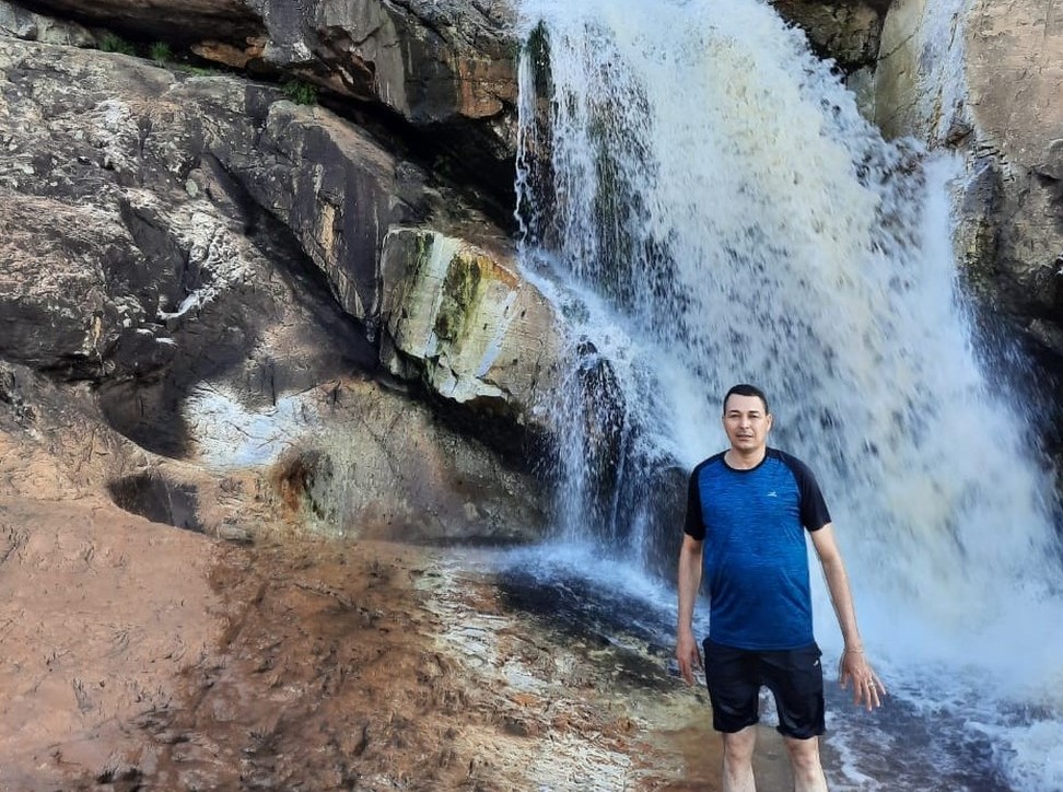 Padre morre ao cair de pedra em cachoeira em Minas Gerais