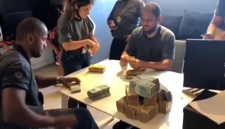 Polícia encontra cofre com 'bolos' de dinheiro em apartamento de Nego do Borel