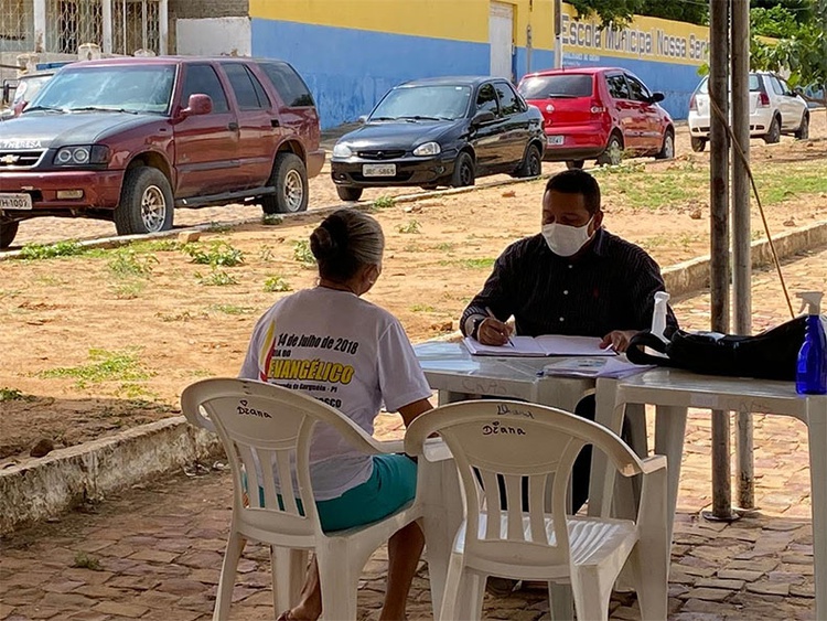 Prefeito atende numa tenda