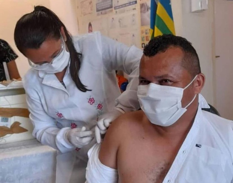 Prefeito de Guaribas é vacinado contra a Covid — Foto: Reprodução