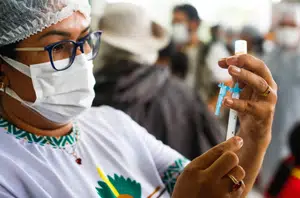 Profissional de saúde da Sesai (Secretaria Especial de Saúde Indígena) manipula dose da CoronaVac(Sérgio Lima/Poder360)