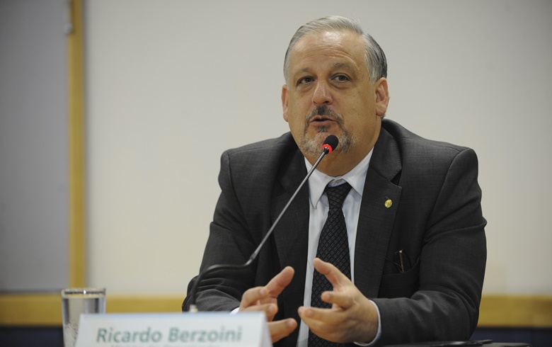 “Guedes entrega aquilo que prometeu ao mercado”, diz Berzoini sobre desmonte do BB