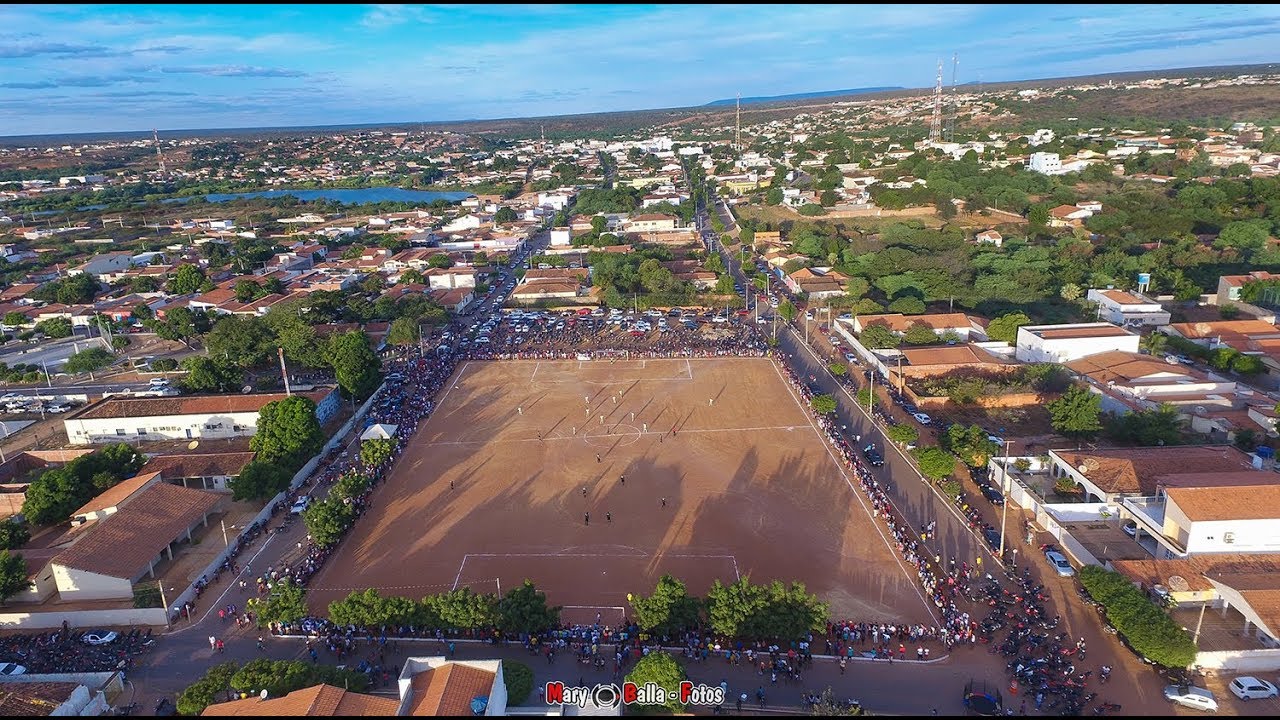 Dias entrega títulos de terra a famílias de assentamento em SRN