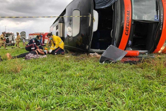 Ônibus que saiu do Piauí tomba em Brasília e deixa 50 feridos