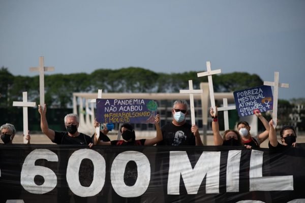 Brasil chega a 600 mil mortos por Covid e pandemia desacelera com vacinação